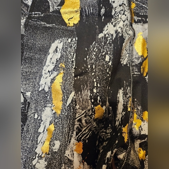 #197 TAHARI SPORT- Double Cell Pocket leggings Black Marble w/Gold. Varies Sizes - Picture 6 of 9